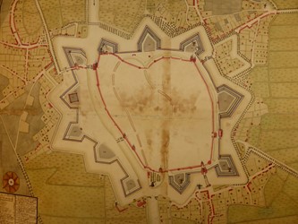 <p>Deze kaart uit 1739, vervaardigt voor het Ministerie van Oorlog, toont uitsluitend de vestinggordel met daarachter de stadsmuur, die nog altijd geheel aanwezig is. [Nationaal Archief, NL-HaNA, 4.OPV, Z67]</p>
